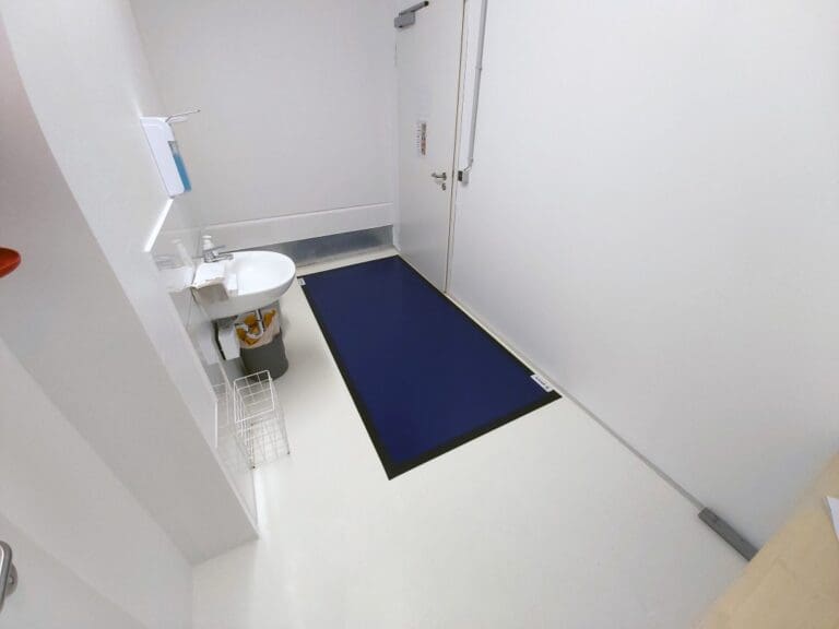 ejemplo de instalación Noopli Walk en color azul