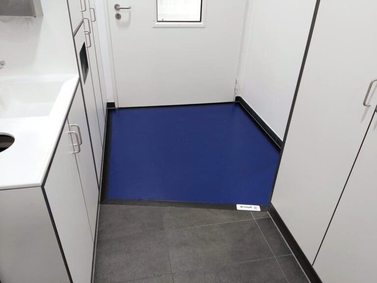 ejemplo de instalación Noopli Walk en color azul