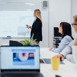 Sala de reuniones con presentaciones en Ibertecnic